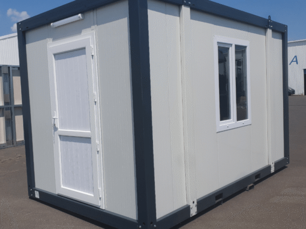 Bungalow-Bausatz 10 m² (4 × 2,4 m), PVC-Fenster/-Tür, Faserzementboden, Parkett-Dekor