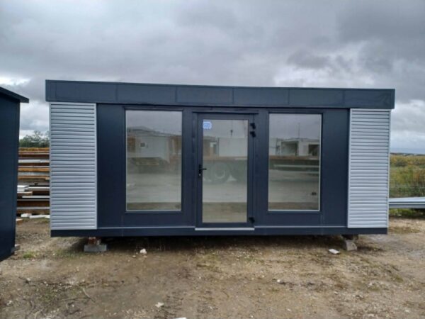 Verkaufscontainer 3×6 m Open Space, 100 mm EPS-Dämmung, Tageslicht, 230 V-Anschluss