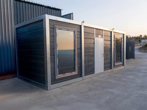 Wohn‑ / Bürocontainer 6 × 2,4 m – gedämmter Residencial‑Bürocontainer mit 50‑mm‑PUR‑Isolierung, LED‑Beleuchtung und PVC‑Boden, RAL 9002